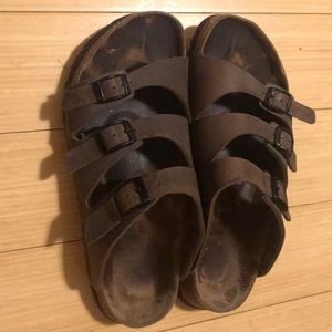 Brown 3 strap Birkenstock’s